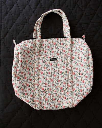 QUILTED TRAVEL BAG_Ivory flower print_N19-W22