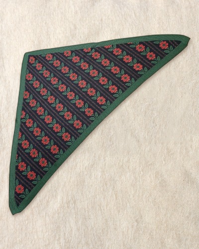 Knitted triangle scarf daek green flower_N82-AW23